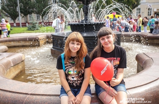 Некоторые омичи предпочти оставить шарик себе на память...