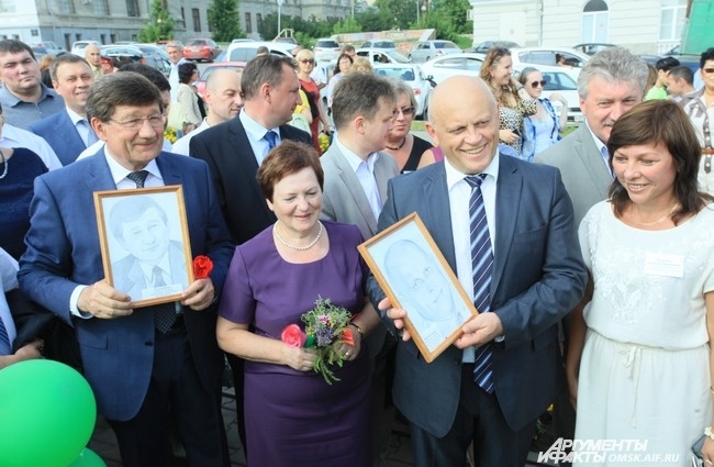 Мэр и губернатор даже получили в подарок свеженарисованные портреты.