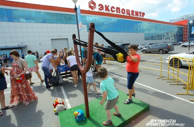 Организаторы на площади перед «Континентом» развернули целый праздник.