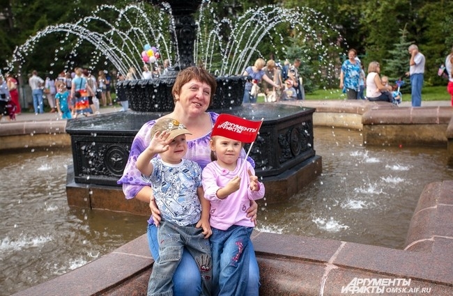 ...как и флажки, которые очень понравились юным горожанам.