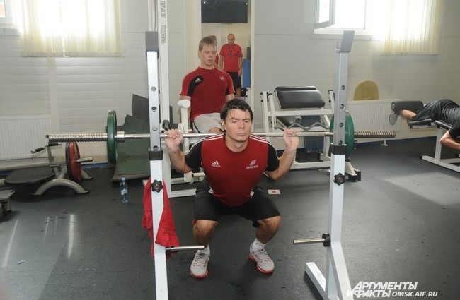 Дмитрий Сёмин выполняет упражнение