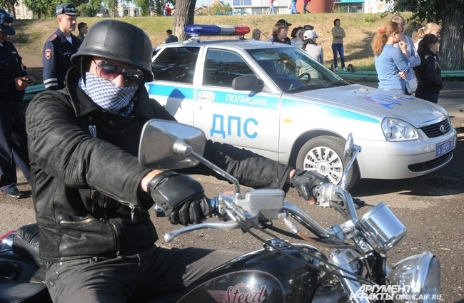 Экспонатами стали около 200 мотоциклов, патрульные автомобили ДПС ГИБДД, приборы «Арена», «Поток», передвижная дорожная лаборатория, джипы.