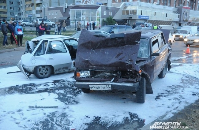 По словам пострадавших автовладельцев, водитель джипа был пьян и перевозил пассажиров в нетрезвом состоянии.
