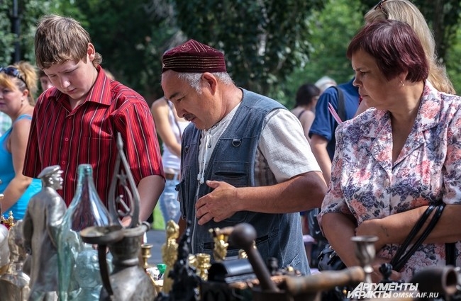 А в центре города уже собирался народ разных возрастов и национальностей.