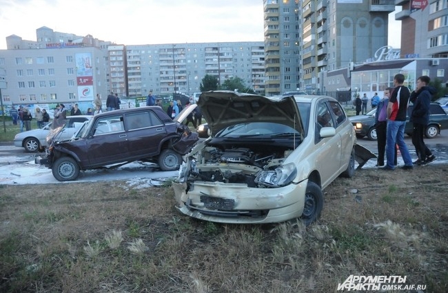 В ДТП пострадали семь машин, среди которых ВАЗ-2107, ВАЗ-2109, ДЭУ Нексия, Хонда, Субару, ГАЗ-3307 и Тойота Платц