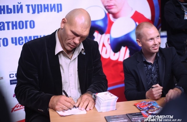 «Очень приятно быть на сегодняшнем турнире. Здорово, что турнир сразу стал международным. Вы можете видеть флаги многих стран, и я по собственному опыту знаю, что с каждым годом этих флагов будет больше», - отметил Николай Валуев