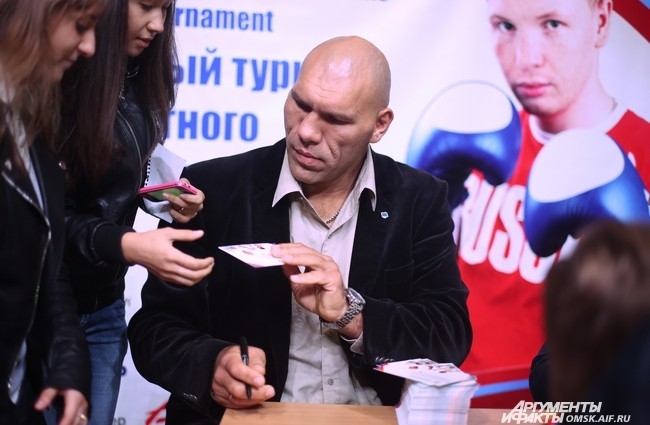 ... и не только омского. Да, в качестве почётного гостя на соревнованиях присутствовал знаменитый российский тяжеловес Николай Валуев.