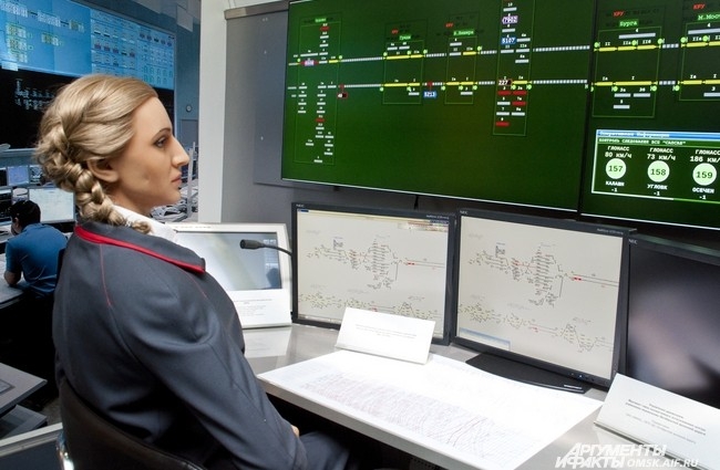 Подвижная выставка с осколком Челябинского метеорита приехала на Омский железнодорожный вокзал.