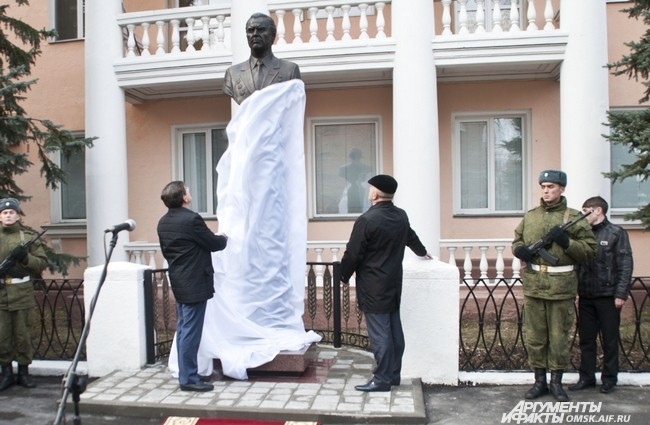 В Омске открыли памятник Сергею Манякину.