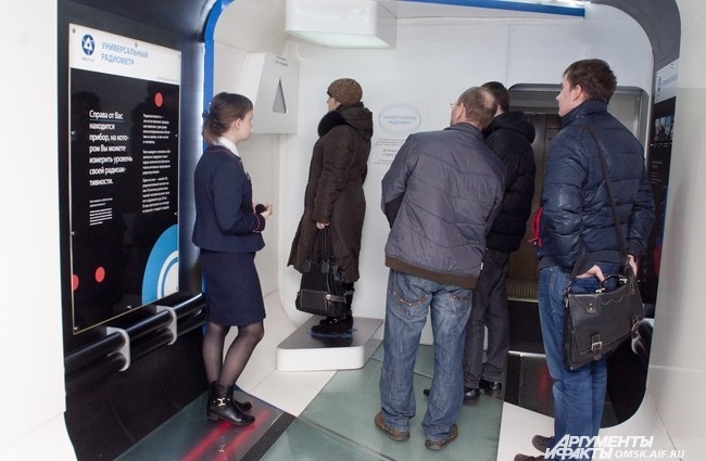 Подвижная выставка с осколком Челябинского метеорита приехала на Омский железнодорожный вокзал.