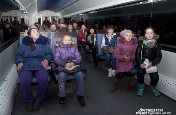 Подвижная выставка с осколком Челябинского метеорита приехала на Омский железнодорожный вокзал.