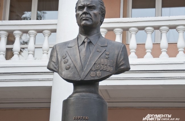 В Омске открыли памятник Сергею Манякину.
