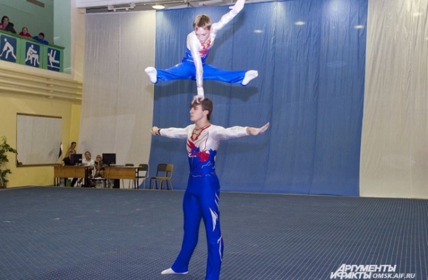 В Омске проходит турнир Зикунова по спортивной акробатике.