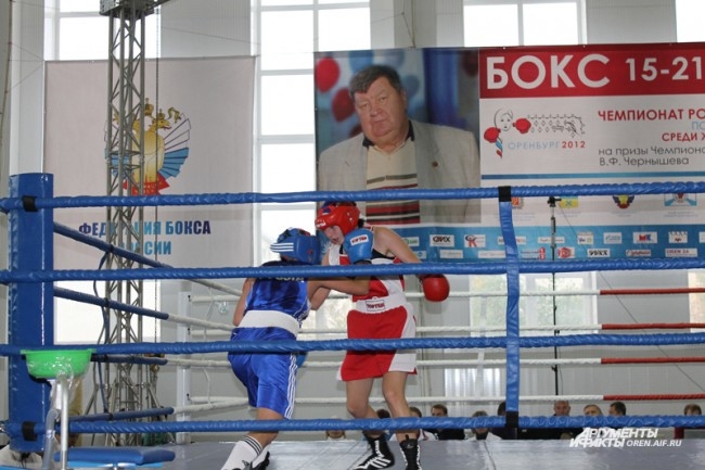 Начало боя Екатерины Сычевой (в красном) и Кристины Щербаковой (в синем)