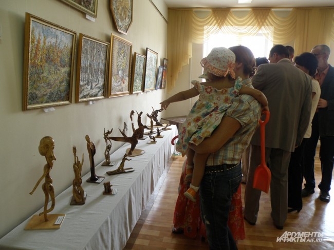 На выставку приходят родители с детьми