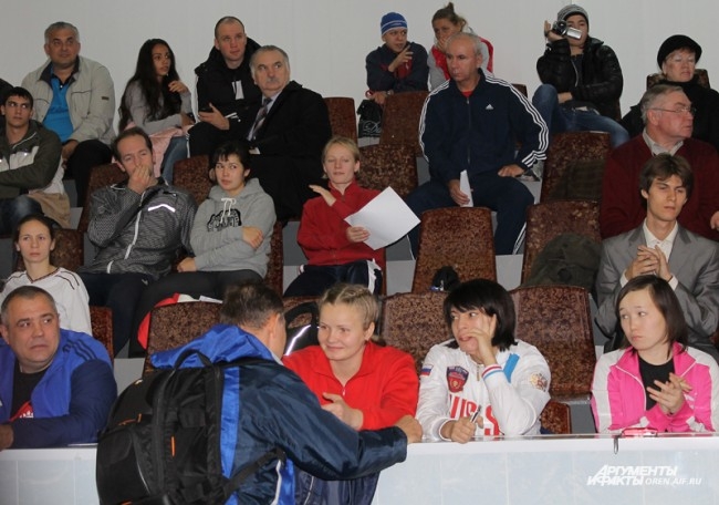 Участницы чемпионата на скамье болельщиков