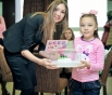 Саитова Кариан получила приз от кондитерского цеха "Он кофе" из рук pr-менеджера цеха Хасановой Гульдар