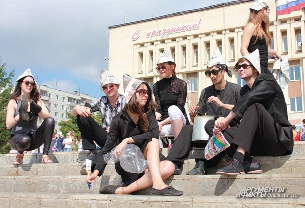 Московские актеры устроили шоу прямо на ступеньках.