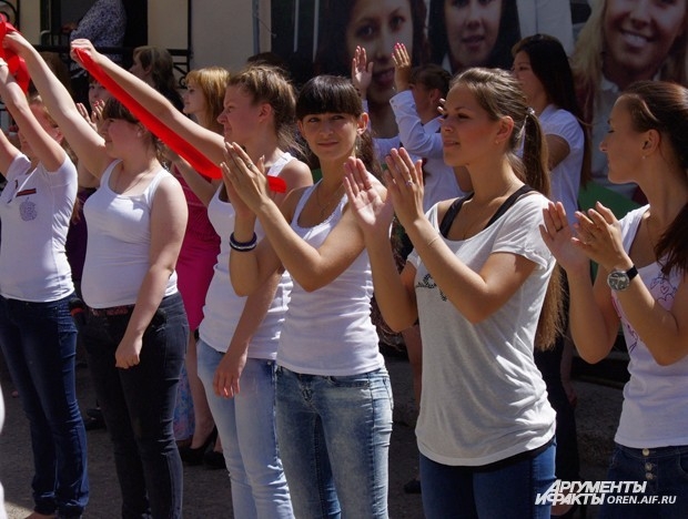 Оренбуржцы радостно встречают огонь Универсиады