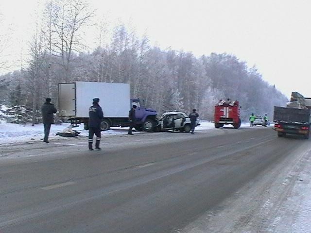 В Нытвенском районе на «подъезде к г. Перми от М7 Волга» водитель автомобиля ГАЗ-2790 по невыясненным обстоятельствам выехал на встречную полосу, где столкнулся с ВАЗ-2107. В результате происшествия смертельную травму получила пассажир «семёрки» – женщина