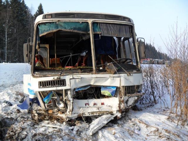 На автодороге «Пермь-Екатеринбург» женщина – водитель «Daewoo-Matiz» завершая обгон, превысила скорость движения, не справилась с управлением, допустила занос, в результате чего выехала на встречную полосу. Там она столкнулась с автобусом ПАЗ. В результат