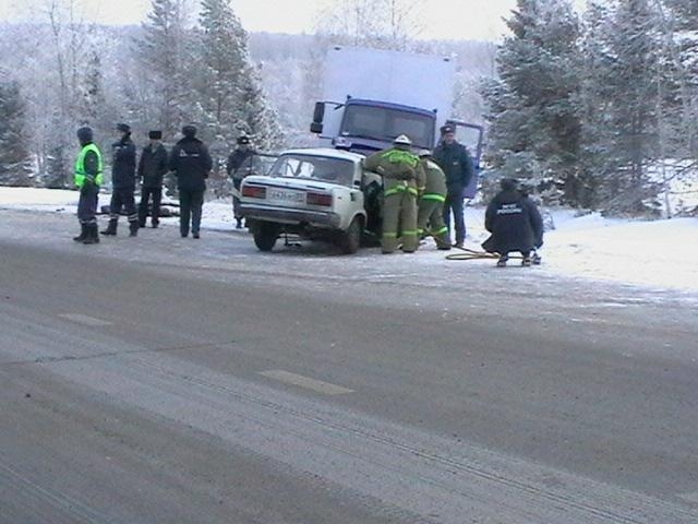 В Нытвенском районе на «подъезде к г. Перми от М7 Волга» водитель автомобиля ГАЗ-2790 по невыясненным обстоятельствам выехал на встречную полосу, где столкнулся с ВАЗ-2107. В результате происшествия смертельную травму получила пассажир «семёрки» – женщина