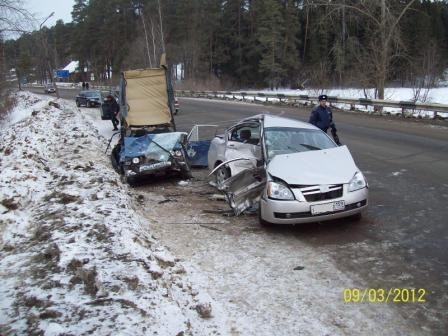 В Очёрском районе водитель автомобиля «Cherry» по неустановленным причинам не справился с управлением, допустил занос на полосу встречного движения, где столкнулся с автомашиной ВАЗ-2106. В результате аварии водитель и пассажир ВАЗа получили смертельные