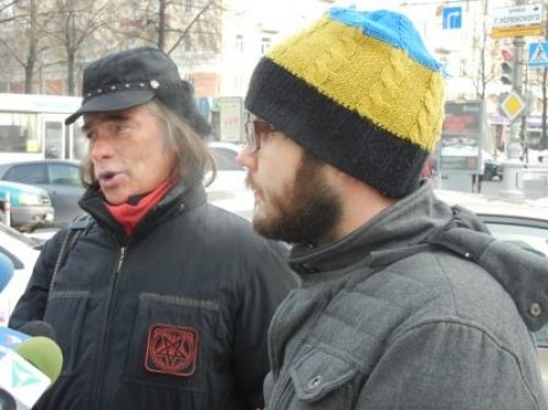 Создатели стены Битлз - художники Олег Иванов и Александр Жунёв.