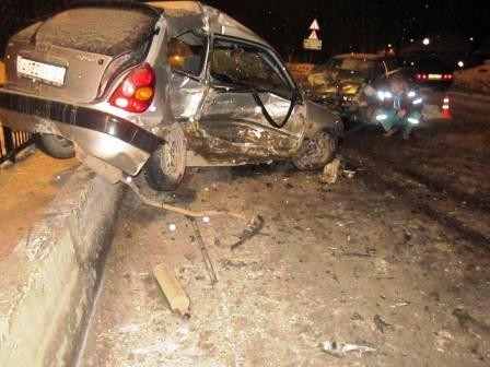 В Мотовилихе водитель автомобиля «Toyota» при невыясненных обстоятельствах столкнулся с «четырнадцатой», а после этого с «Daewoo». В результате ДТП пять человек в тяжёлом состоянии были доставлены в больницы города.
