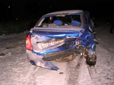На автодороге «Кудымкар – Пожва» женщина – водитель «Daewoo-Matiz» сбила двух пешеходов, после чего столкнулась со стоящим на обочине автомобилем ВАЗ-11183.
В результате происшествия один из пешеходов – девушка 1990 года рождения получила смертельную тра