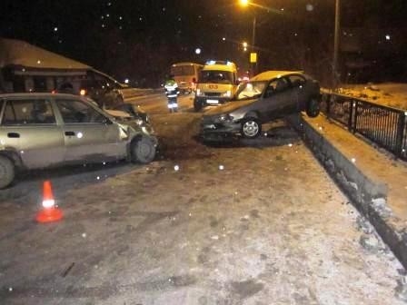 В Мотовилихе водитель автомобиля «Toyota» при невыясненных обстоятельствах столкнулся с «четырнадцатой», а после этого с «Daewoo». В результате ДТП пять человек в тяжёлом состоянии были доставлены в больницы города.