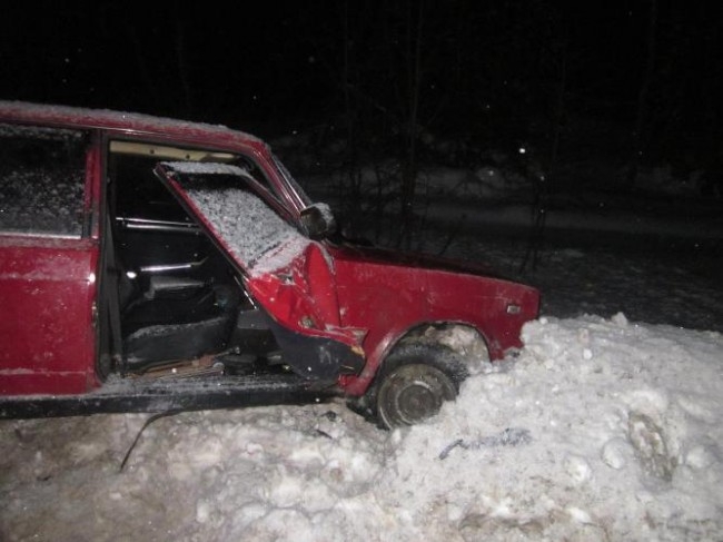 В Свердловском районе на автодороге «Пермь - Н.Ляды» водитель автомобиля ВАЗ111-83 не справился с управлением и сбил двух пешеходов, стоящих на обочине проезжей части. После этого он столкнулся со стоящим там же автомобилем ВАЗ-2107.
В результате аварии