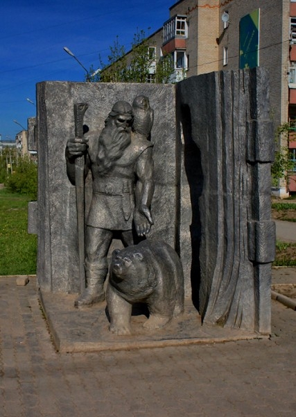 Памятник Кудым-Ошу - легендарному богатырю, герою коми-пермяцкого эпоса, вождю и жрецу, наделённому сверхъестественной силой.