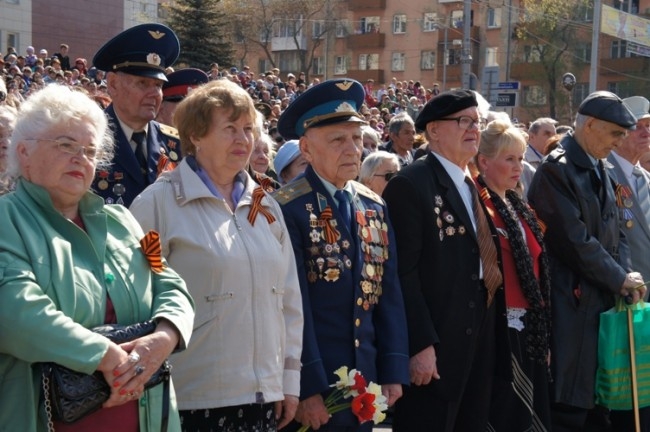 Ветераны стоя приветствовали военные песни