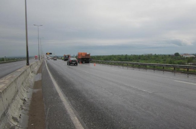 В Кировском районе на автодороге «Краснокамск – Пермь» водитель автомобиля ГАЗ-3302 въехал в стоящий КАМАЗ. В результате происшествия его виновник был госпитализирован в тяжёлом состоянии, а его пассажир получил смертельную травму.