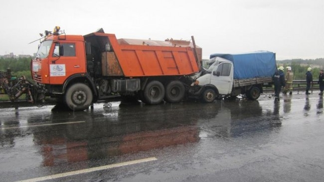 В Кировском районе на автодороге «Краснокамск – Пермь» водитель автомобиля ГАЗ-3302 въехал в стоящий КАМАЗ. В результате происшествия его виновник был госпитализирован в тяжёлом состоянии, а его пассажир получил смертельную травму.