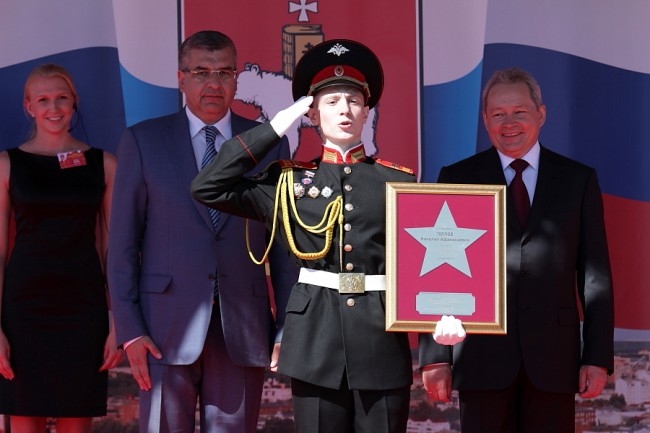 На Аллее Доблести и Славы по традиции открыли новые памятные плиты.