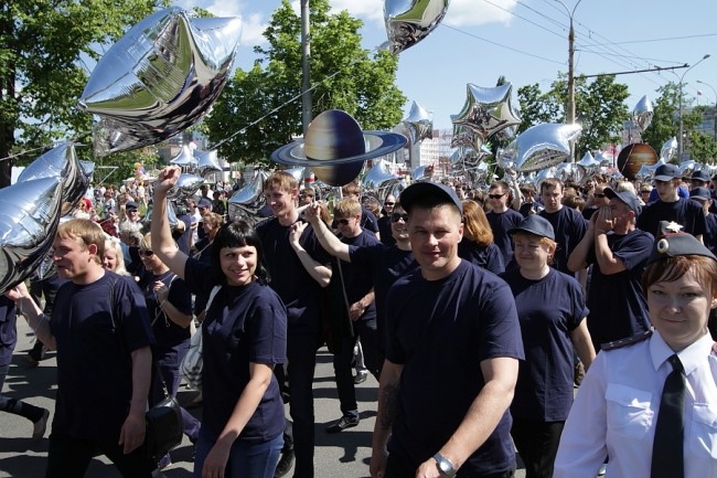 Представители районов города были одеты в карнавальные костюмы на различную тематику