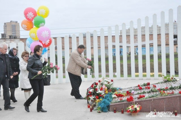 Люди принесли с собой цветы и воздушные шары