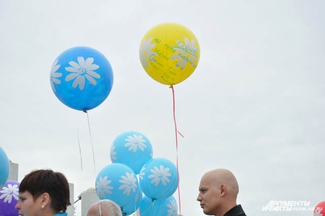 На воздушных шарах были написаны пожелания