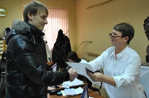 Тех, кто пришёл голосовать первый раз в жизни, ждали поздравления и сувениры
