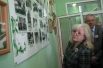 Гости разглядывали стенд с архивными фотографиями, которые делали в этом детском доме на протяжении 90 с лишним лет. Ведь детский дом открыли в Пролетарске ещё в 1920 году.