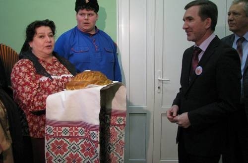 В главном корпусе гостей встречали хлебом-солью.