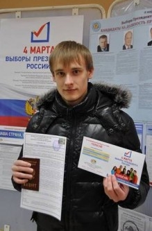 Молодым избирателям вместе с бюллетенем вручали на память календарь от избиркома