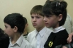 Детдомовские ребята внимательно смотрели праздничный концерт и слушали выступления гостей.