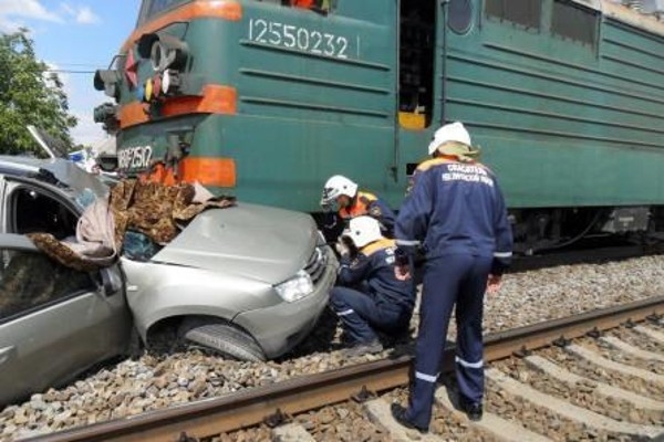 При столкновении внедорожника с грузовым поездом один человек погиб, два пострадали