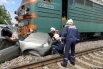 При столкновении внедорожника с грузовым поездом один человек погиб, два пострадали