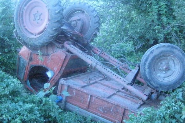 В результате опрокидывания трактора в овраг погиб тракторист