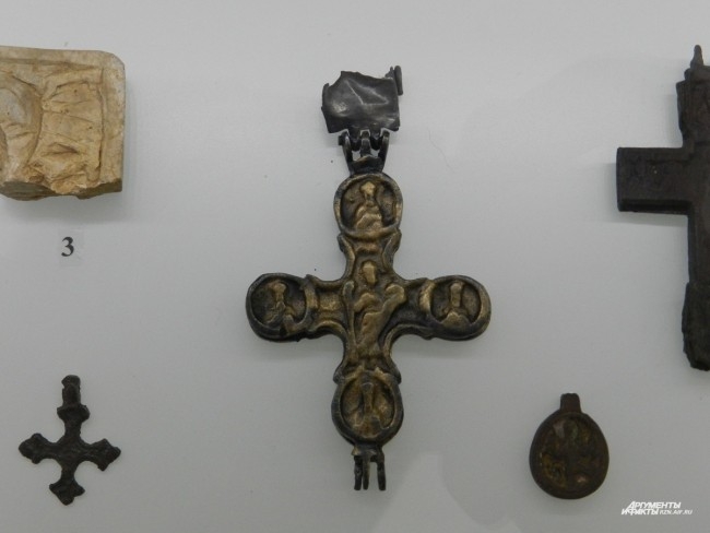 Крест-энколпион из цветного металла, 14 - 15 век