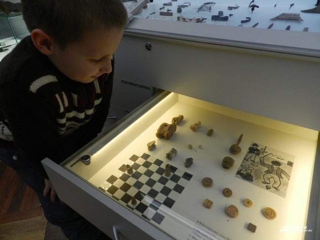Игры взрослых жителей Переяславля - шахматы, шашки, кости